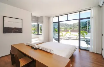 Villa de 4 habitaciones con piscina privada en alquiler en Chalong