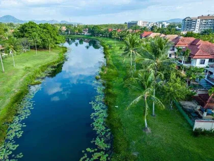 Великолепная вилла с 4 спальнями и бассейном в Laguna Village