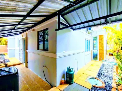 Villa con piscina y 4 habitaciones en gran terreno en alquiler en Chalong