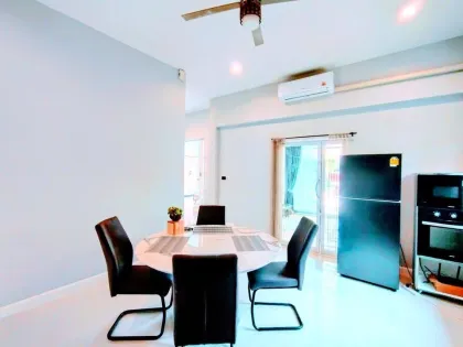 Villa con piscina y 4 habitaciones en gran terreno en alquiler en Chalong