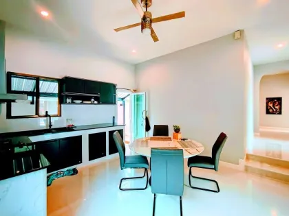 Villa con piscina y 4 habitaciones en gran terreno en alquiler en Chalong