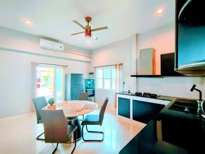 Villa con piscina y 4 habitaciones en gran terreno en alquiler en Chalong
