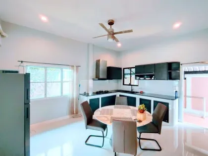 Villa con piscina y 4 habitaciones en gran terreno en alquiler en Chalong
