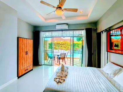 Villa con piscina y 4 habitaciones en gran terreno en alquiler en Chalong