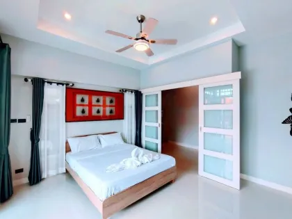 Villa con piscina y 4 habitaciones en gran terreno en alquiler en Chalong