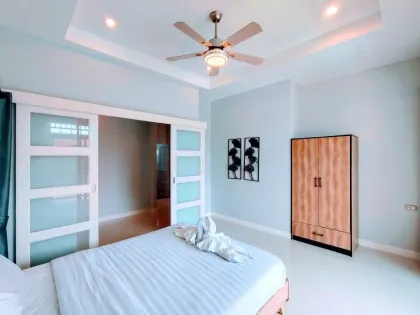Villa con piscina y 4 habitaciones en gran terreno en alquiler en Chalong
