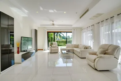 Geräumige 4-Zimmer-Villa mit Privatpool zur Miete in Laguna