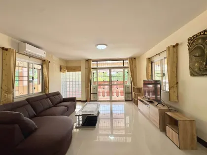 Villa de 3 habitaciones y 3 baños con vista al jardín en alquiler en Wichit, Phuket