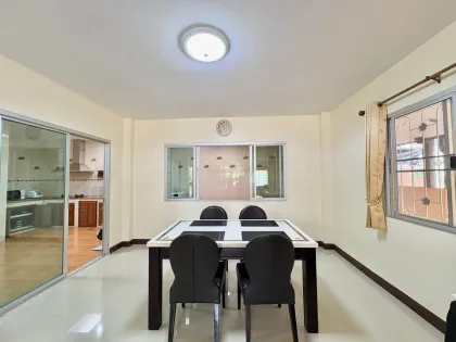 Villa de 3 habitaciones y 3 baños con vista al jardín en alquiler en Wichit, Phuket