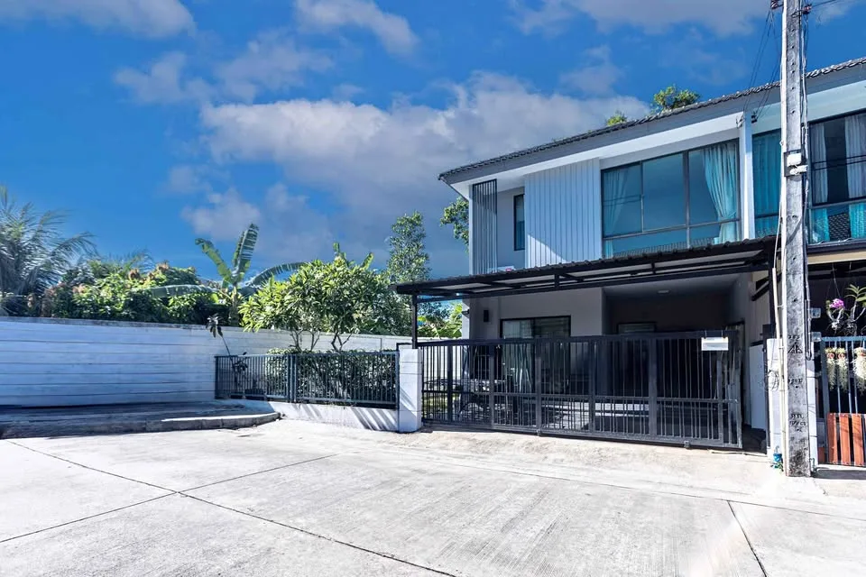 3-Bedroom 2-Bathroom Corner House in Pruksa Ville