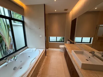 Вилла с 3 спальнями и бассейном в аренду в Blue Tree Phuket