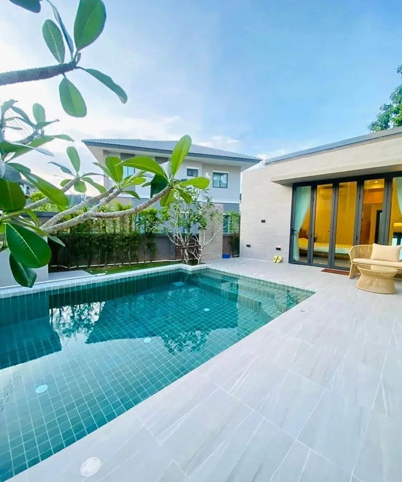 Moderne 4-Zimmer-Poolvilla mit privater Dachterrasse in Kathu