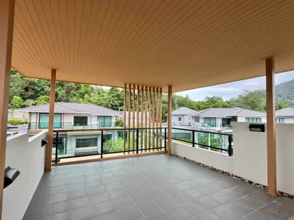 卡图现代4卧室泳池别墅，带私人屋顶露台