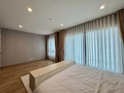 卡图现代4卧室泳池别墅，带私人屋顶露台