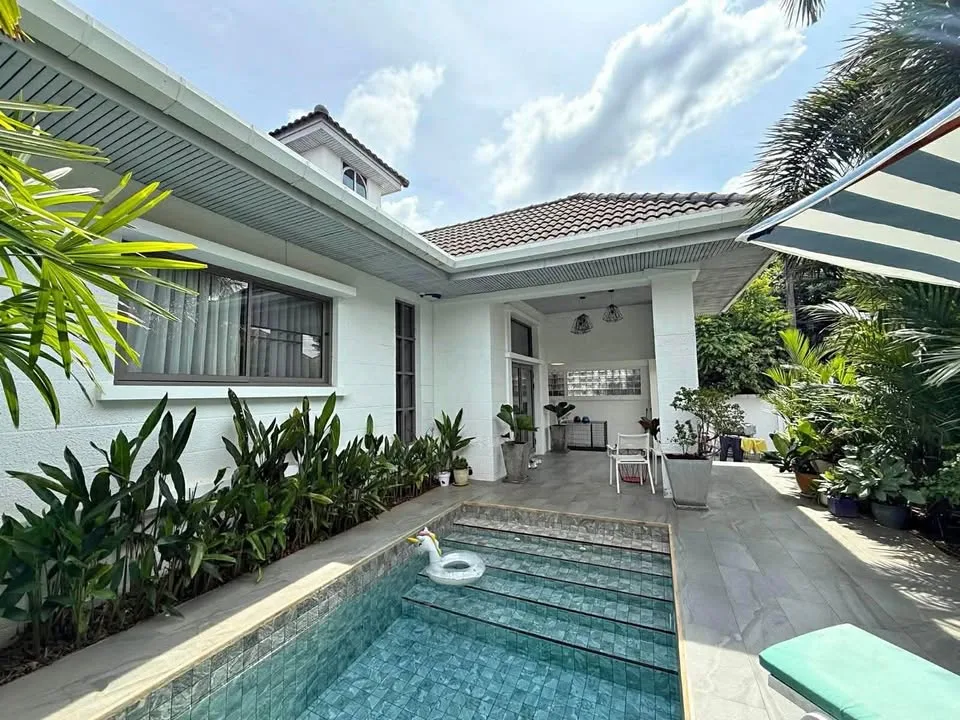 Acogedora Villa de 2 Habitaciones con Piscina Estilo Francés en Kathu