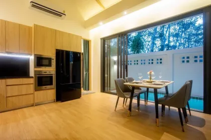 Villa con piscina de 2 dormitorios en alquiler en Thep Krasattri, Bang Tao