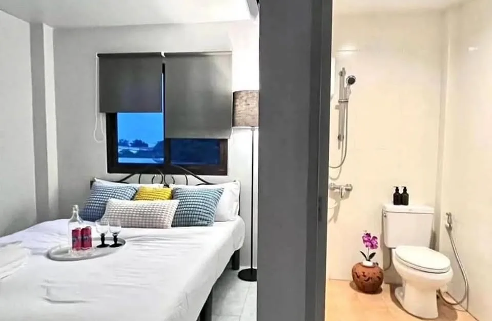 Maison de ville rénovée avec vue sur le toit à Chalong