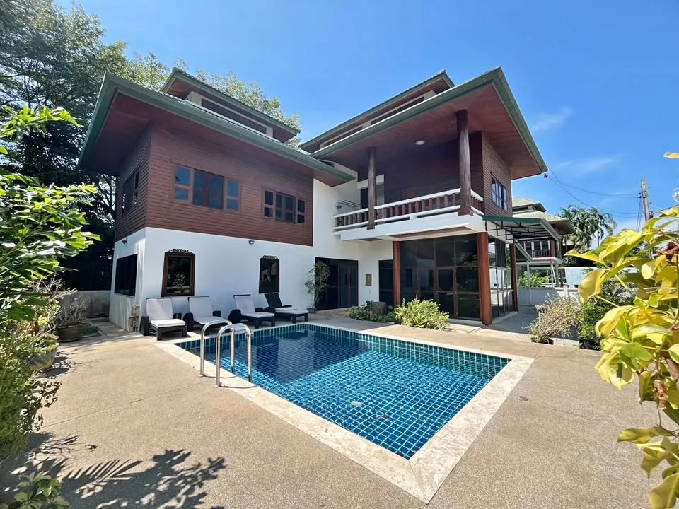 2-stöckiges Haus mit 4 Schlafzimmern, 3 Bädern und privatem Pool in Rawai