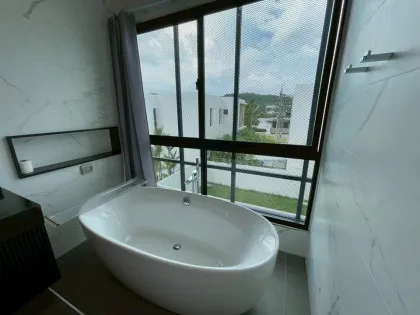Villa moderna de 4 dormitorios en alquiler cerca de IKEA Bypass - Patong, Phuket