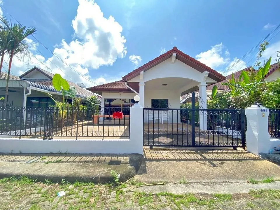2-Zimmer-Haus mit 2 Bädern zur Miete in Chaofa Thani Village, Chalong