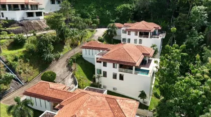 Elegante Villa mit 5 Schlafzimmern und 5,5 Bädern mit Meerblick in Chalong