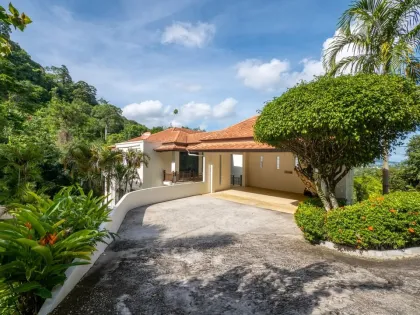 Elegante Villa mit 5 Schlafzimmern und 5,5 Bädern mit Meerblick in Chalong