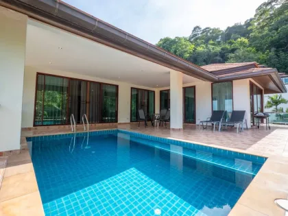 Elegante Villa mit 5 Schlafzimmern und 5,5 Bädern mit Meerblick in Chalong