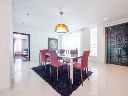 Elegante Villa mit 5 Schlafzimmern und 5,5 Bädern mit Meerblick in Chalong