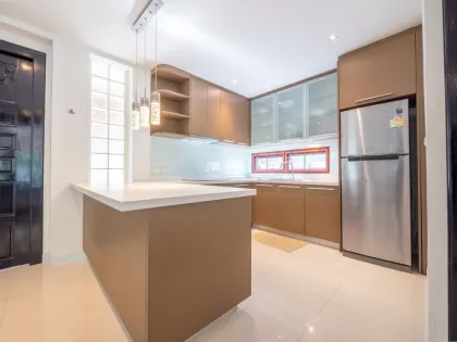 Elegante Villa mit 5 Schlafzimmern und 5,5 Bädern mit Meerblick in Chalong