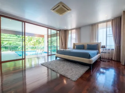 Elegante Villa mit 5 Schlafzimmern und 5,5 Bädern mit Meerblick in Chalong