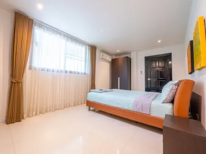 Elegante Villa mit 5 Schlafzimmern und 5,5 Bädern mit Meerblick in Chalong