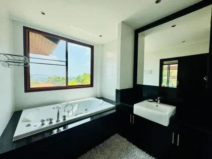 Elegante Villa mit 5 Schlafzimmern und 5,5 Bädern mit Meerblick in Chalong