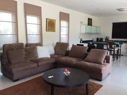 Villa 2 Chambres avec Piscine dans le Quartier Calme de Thalang