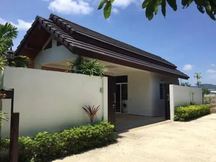 Villa 2 Chambres avec Piscine dans le Quartier Calme de Thalang