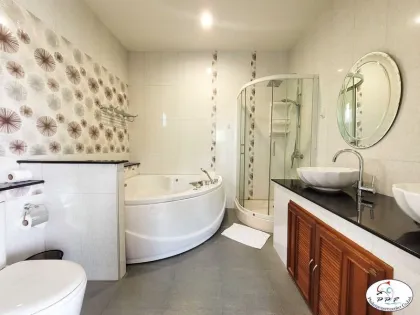 Villa 2 Chambres avec Piscine dans le Quartier Calme de Thalang