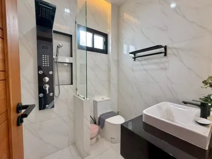 Современная вилла с 4 спальнями и 6 ванными в аренду в Раваи