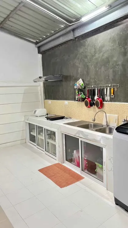 Voll möbliertes 2-Zimmer-Townhome zur Miete in Paklok