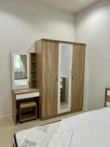 Voll möbliertes 2-Zimmer-Townhome zur Miete in Paklok