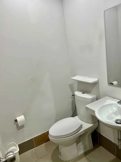 Voll möbliertes 2-Zimmer-Townhome zur Miete in Paklok