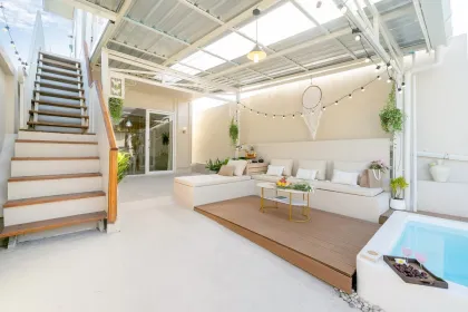 Maison Confortable avec Piscine 3 Chambres et Terrasse sur le Toit à Rawai