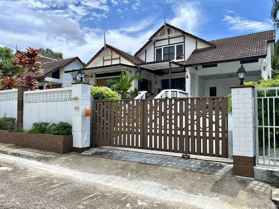 Spacious 4-Bedroom Villa with Guest House in Maneekram Village, Chalong