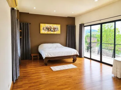 วิลล่าส่วนตัว 3 ห้องนอน พร้อมสระว่ายน้ำ รีโนเวทใหม่ที่ Loch Palm, ภูเก็ต