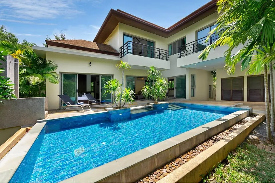 Luxuriöse private Poolvilla in Nai Harn, Phuket