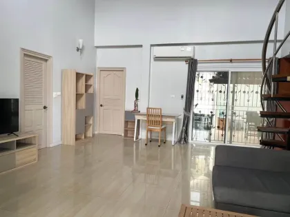 Просторная вилла с 4 спальнями и гостевым домом в Maneekram Village, Чалонг