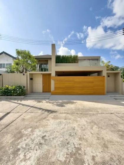 Lake View Pool Villa with 4 Bedrooms and 5 Bathrooms for Rent in Chalong