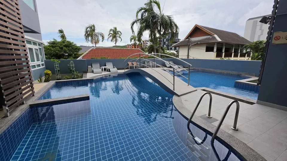 คอนโด 1 ห้องนอนสไตล์ทันสมัยที่ Calypso Nai Harn