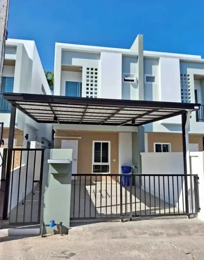 Maison mitoyenne neuve 3 chambres à louer à Chalong