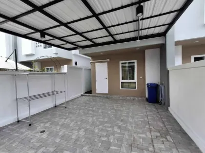 Maison mitoyenne neuve 3 chambres à louer à Chalong