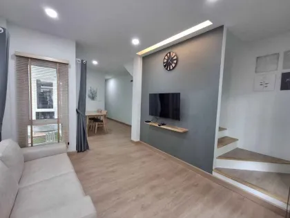 Maison mitoyenne neuve 3 chambres à louer à Chalong