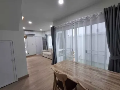 Maison mitoyenne neuve 3 chambres à louer à Chalong